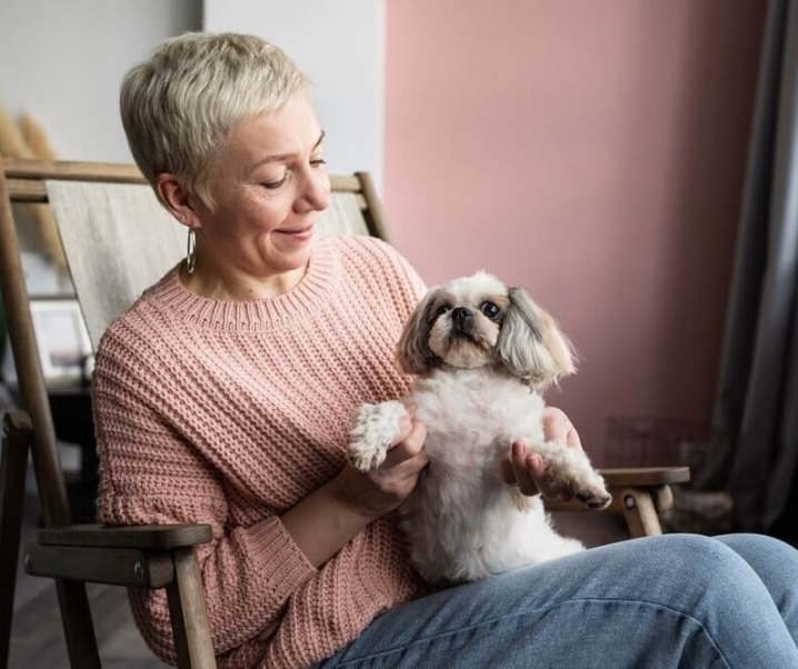 Sahabat Setia di Usia Emas: Manfaat Mengadopsi Anjing bagi Wanita Platinum