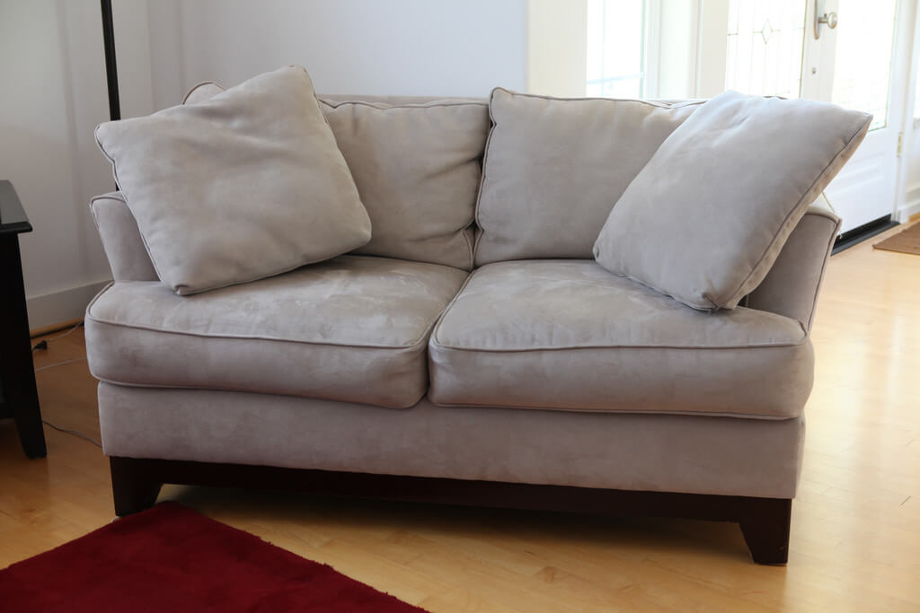 Cara-membersihkan-sofa-berbahan-suede