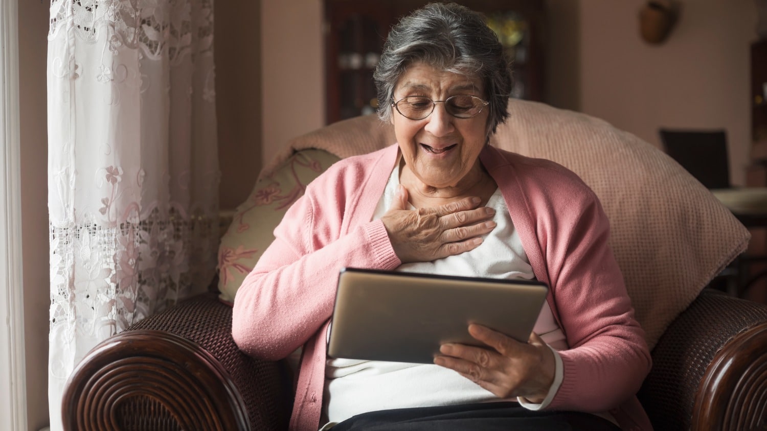 manfaat-percakapan-online-bagi-lansia