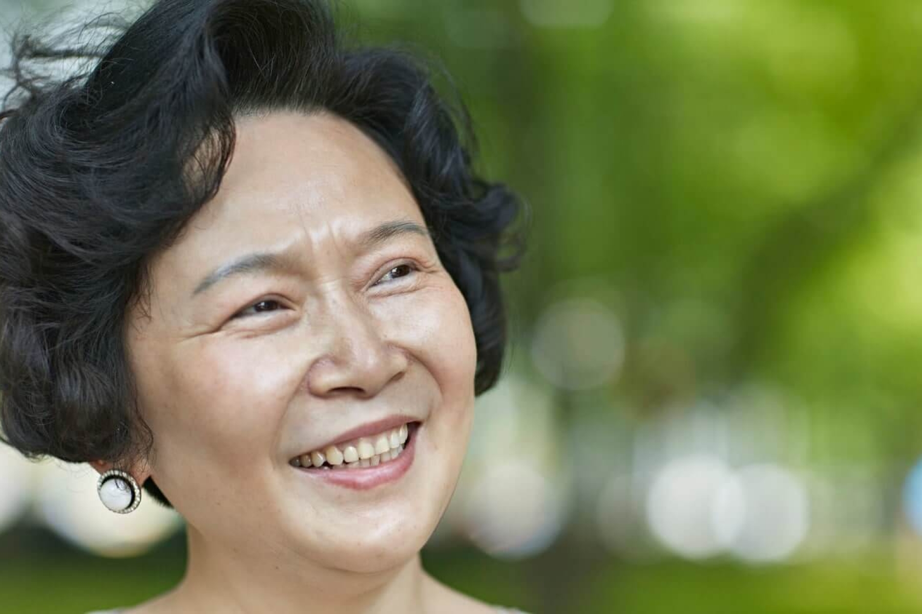 Saya Menolak “Anti-Aging”: Menghargai Kecantikan di Segala Usia